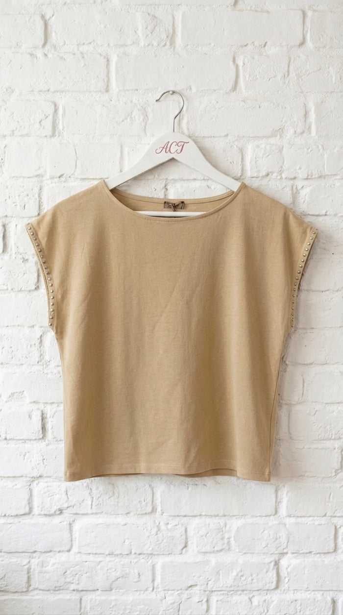 Camiseta con tachuelas +3 colores
