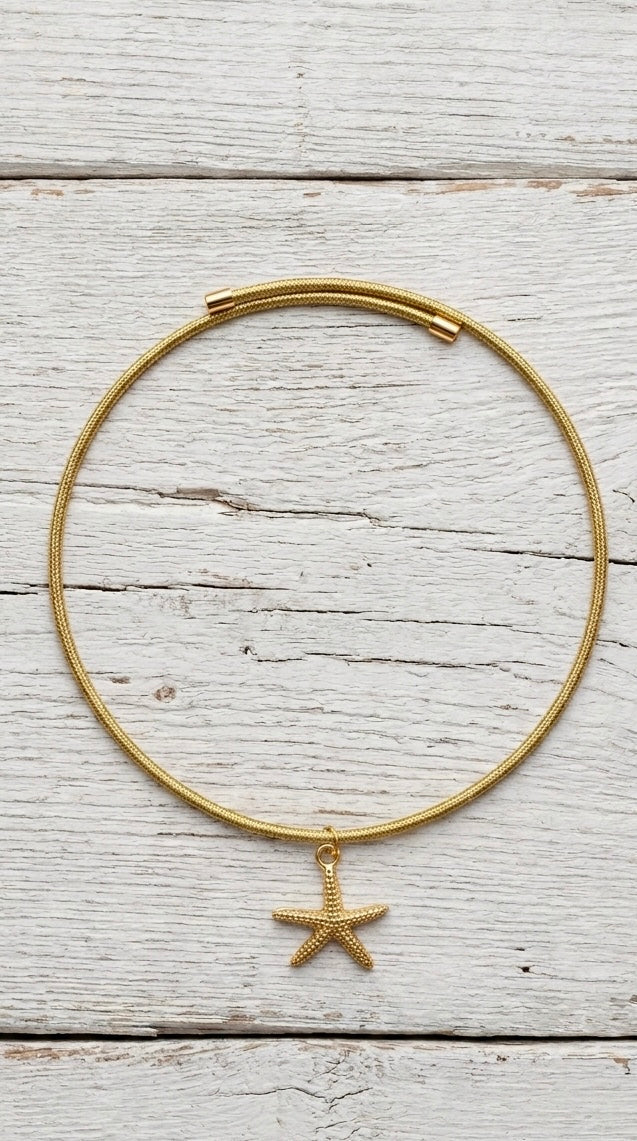 Collar de cordón magnético con colgante de estrella